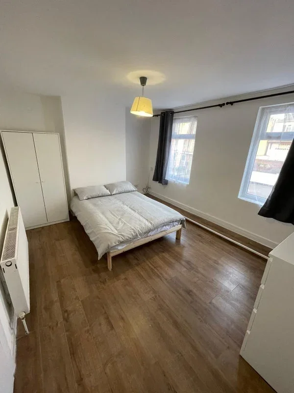 Room High Street in Greater London