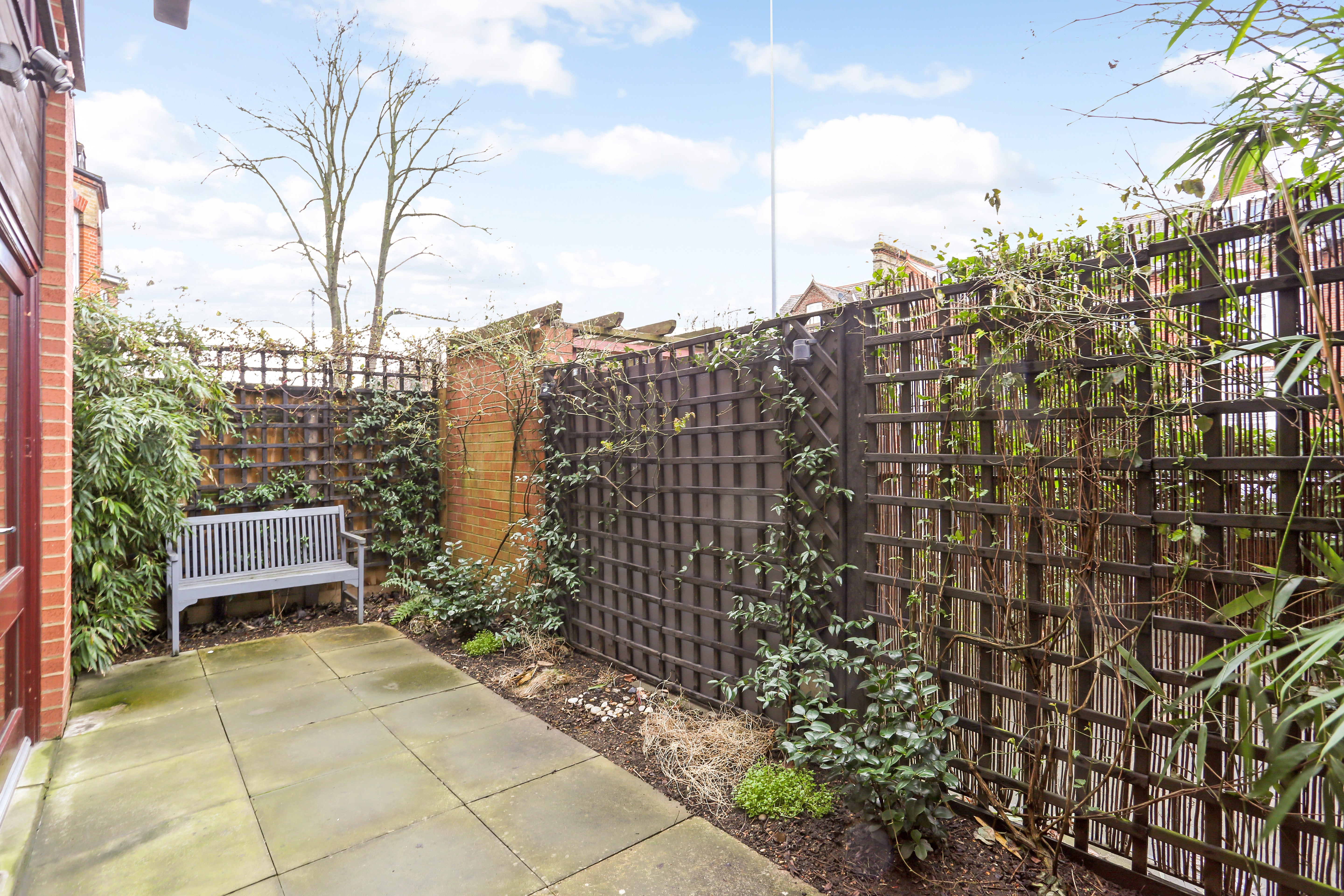 Flat Magdalen Road in Greater London