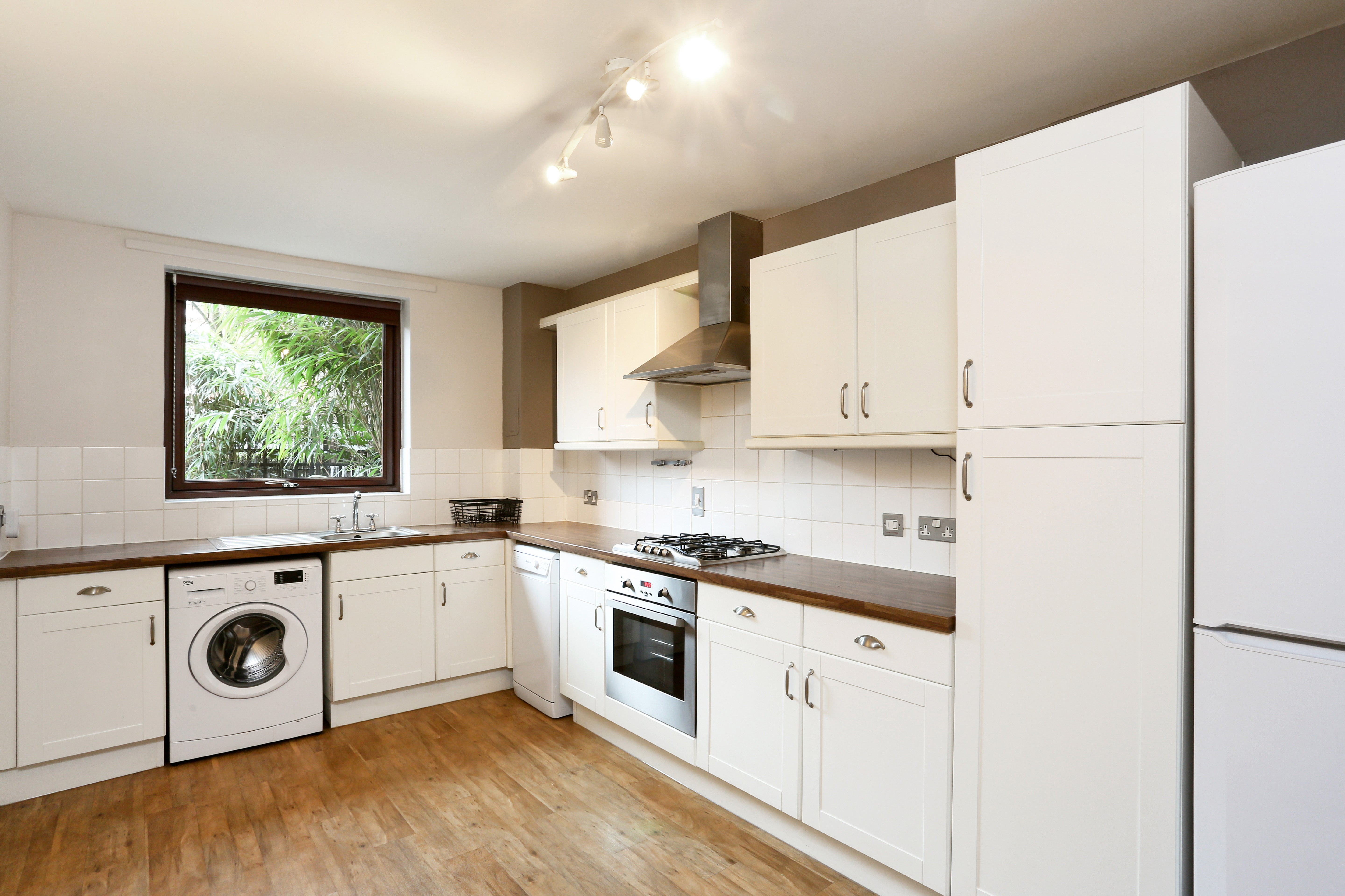 Flat Magdalen Road in Greater London