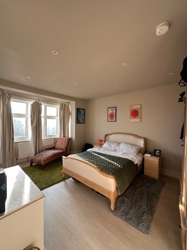 Room Kings Avenue in Greater London