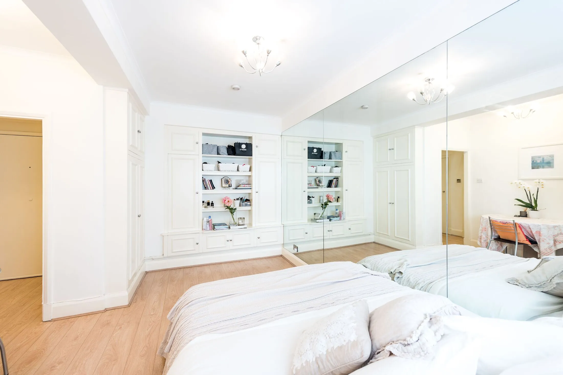 Flat Sloane Avenue in Greater London
