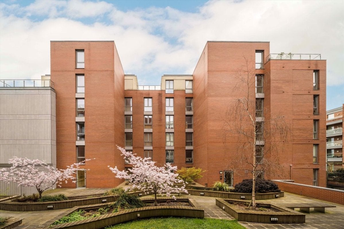 Flat Dahlia Bridge in Greater London
