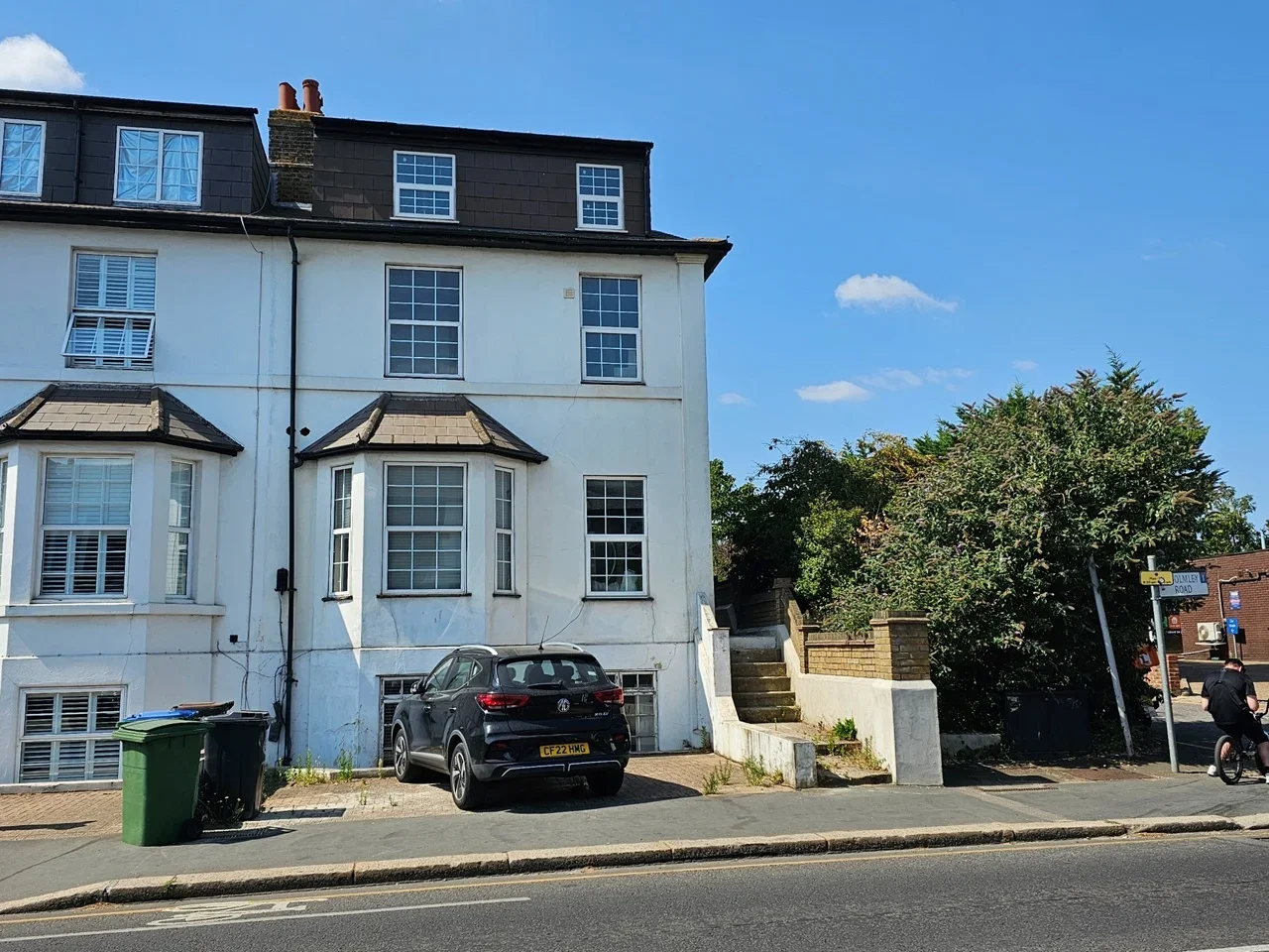 Flat Portsmouth Road in Elmbridge