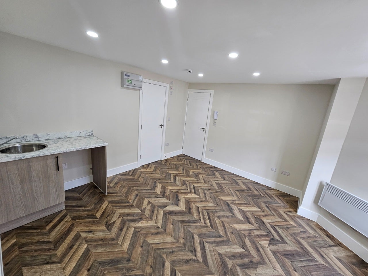 Flat Portsmouth Road in Elmbridge