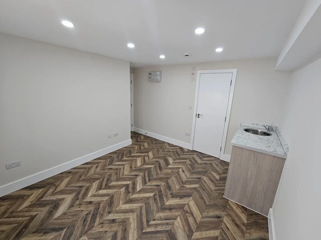 Flat Portsmouth Road in Elmbridge