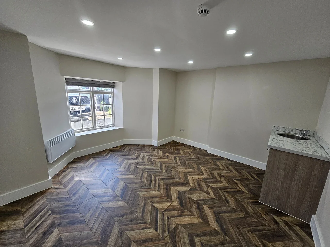 Flat Portsmouth Road in Elmbridge