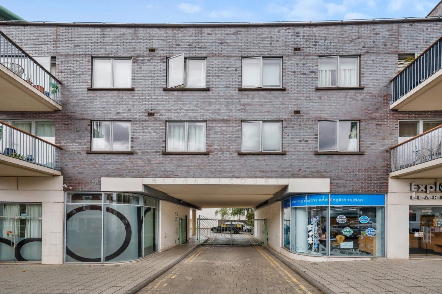Flat Fortune Green Road in Greater London