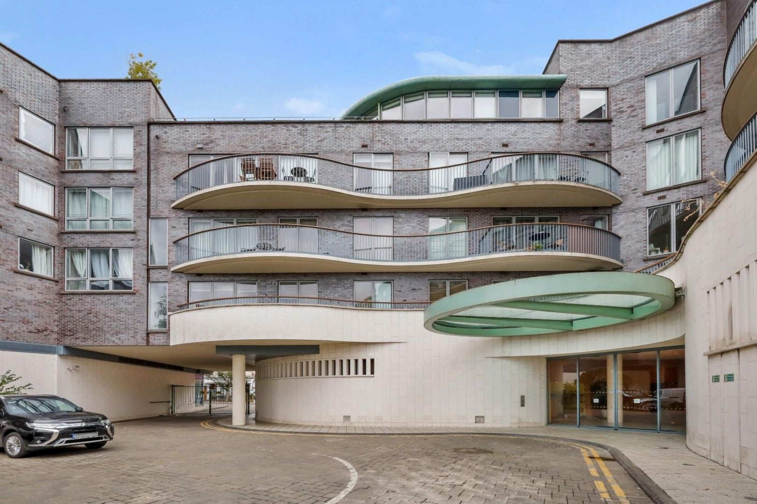 Flat Fortune Green Road in Greater London