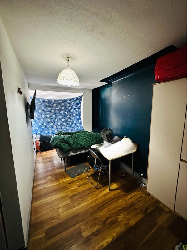 Room Lens Road in Greater London