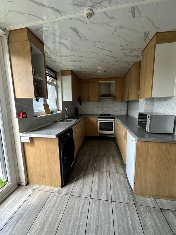 Room Lens Road in Greater London