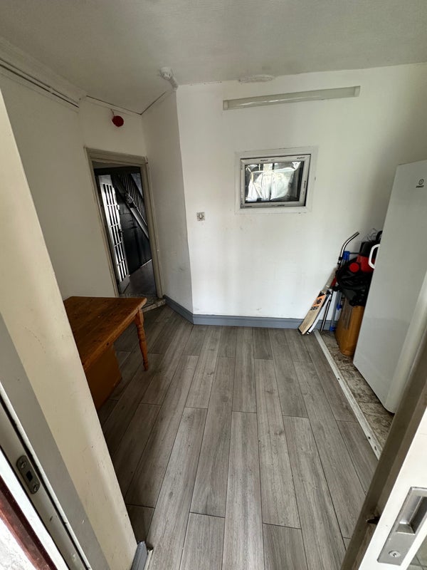Room Lens Road in Greater London