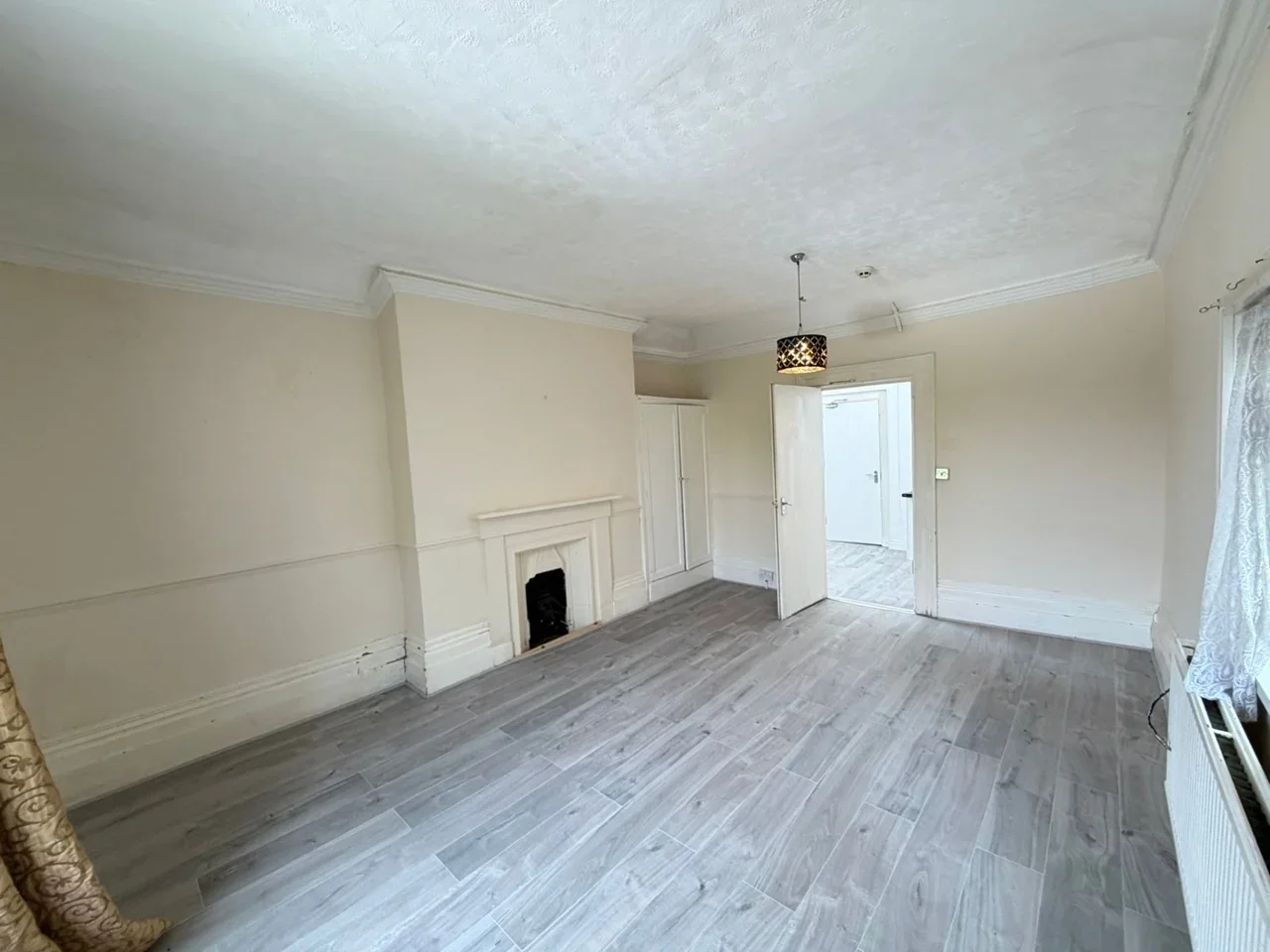 Flat Pownall Gardens in Greater London