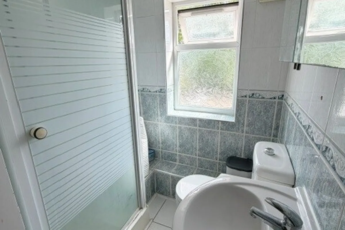 Flat Hoylake Road in Greater London