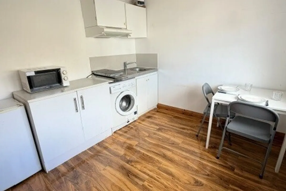Flat Hoylake Road in Greater London