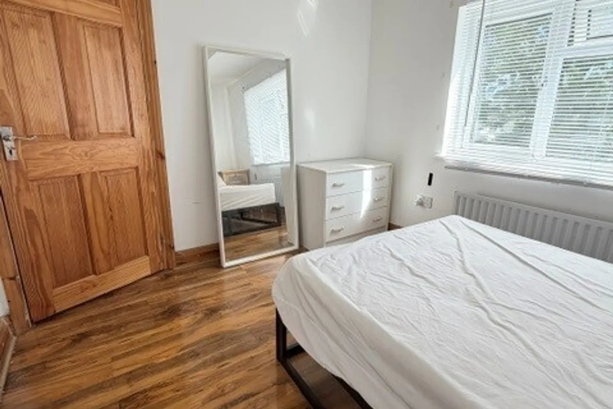 Flat Hoylake Road in Greater London