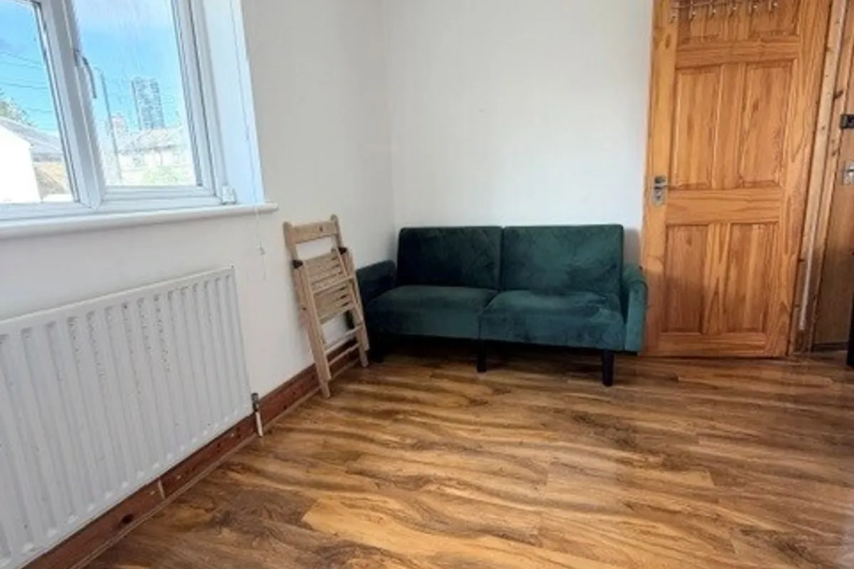 Flat Hoylake Road in Greater London