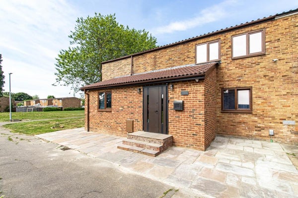 Flat Buckerills in Basildon