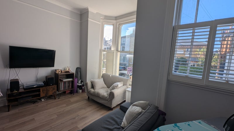Room Elsynge Road in Greater London