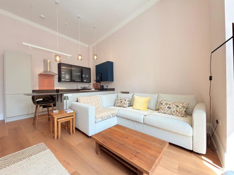Flat Earl's Court Road in Greater London