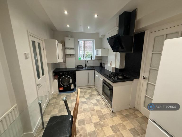 Room Downderry Road in Greater London