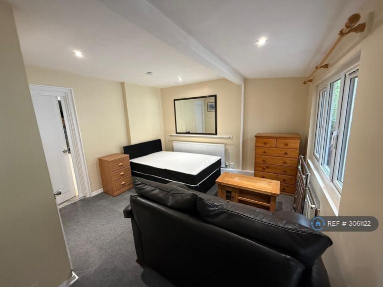Room Downderry Road in Greater London