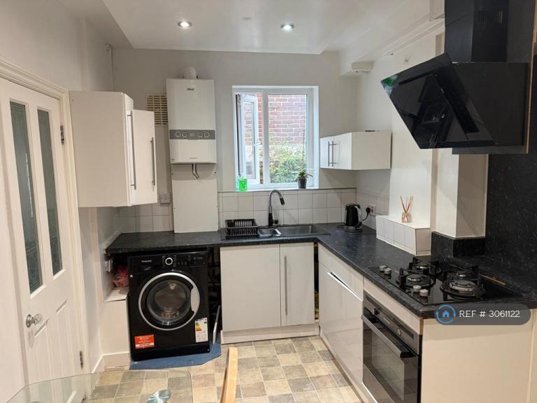 Room Downderry Road in Greater London