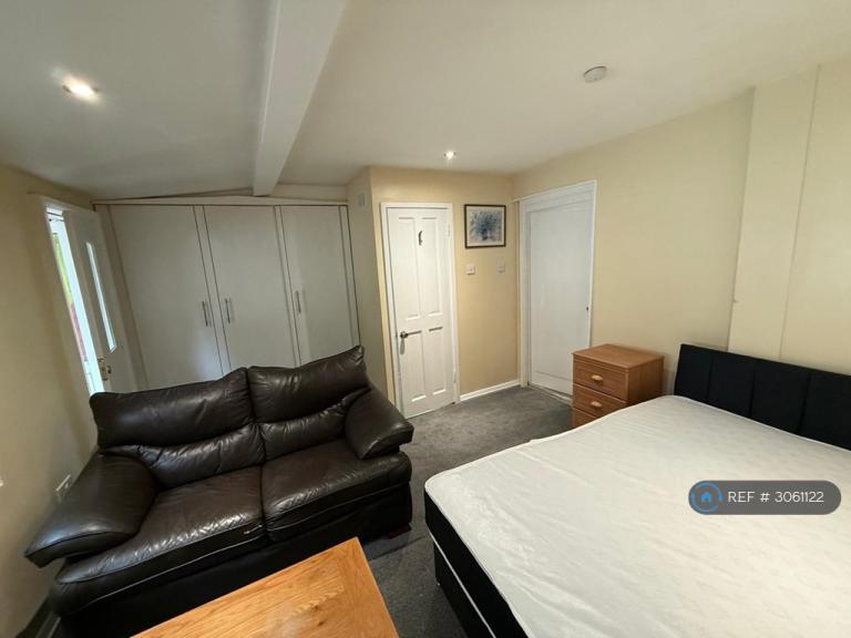 Room Downderry Road in Greater London