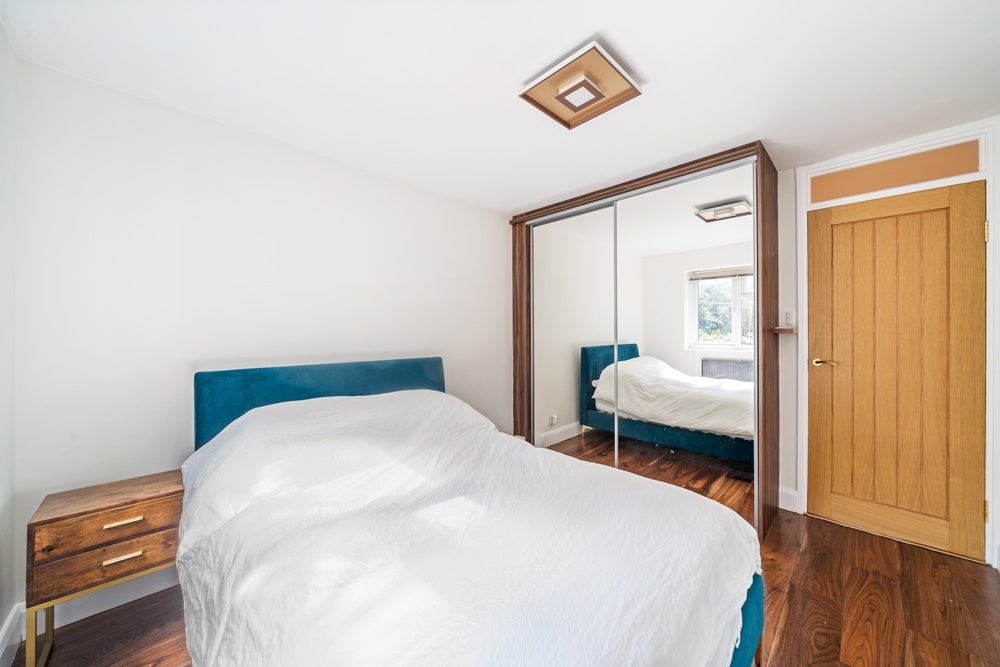 Flat Carlton Drive in Greater London