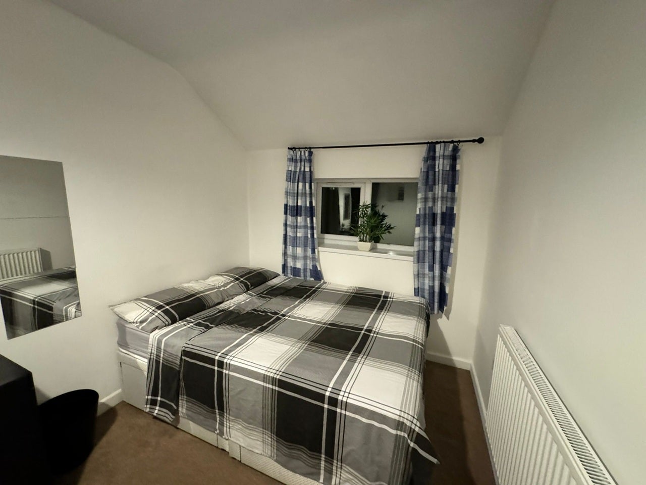 Room Hearsall Lane in Coventry