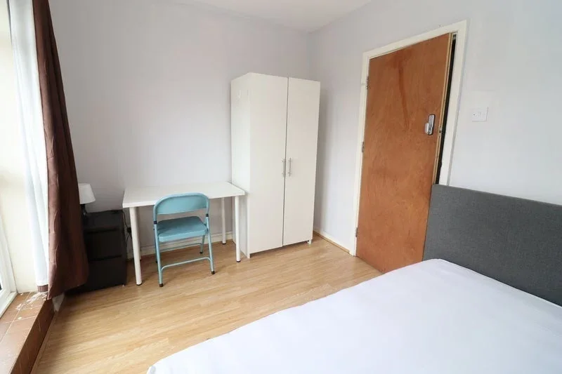 Room Capstan Square in Greater London