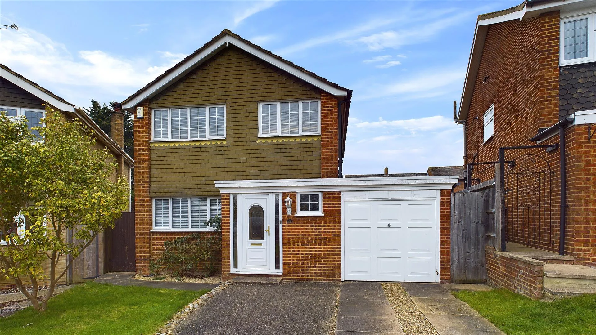 House Hilltop Close in Broxbourne