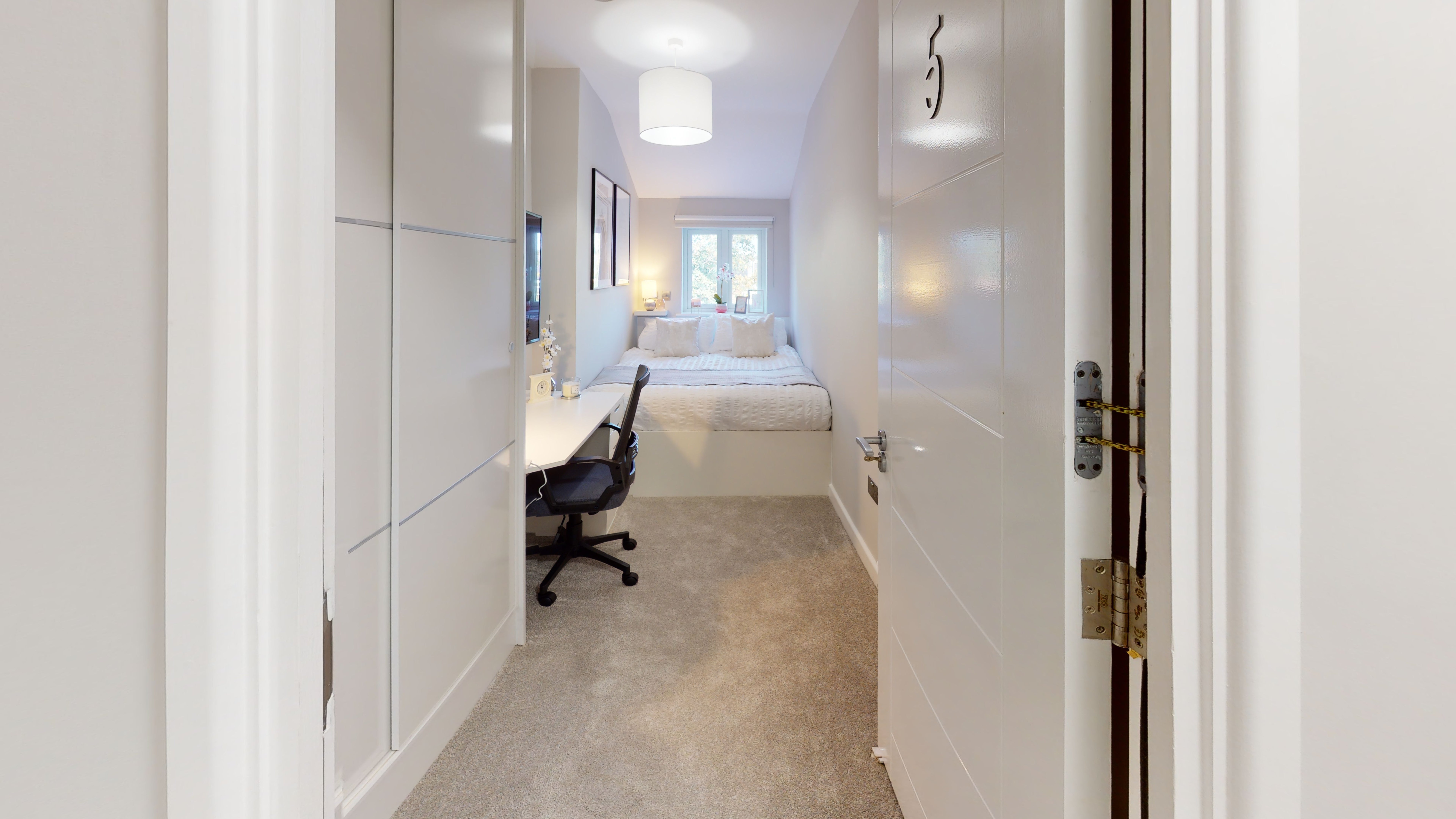Room Heeley Road in Birmingham
