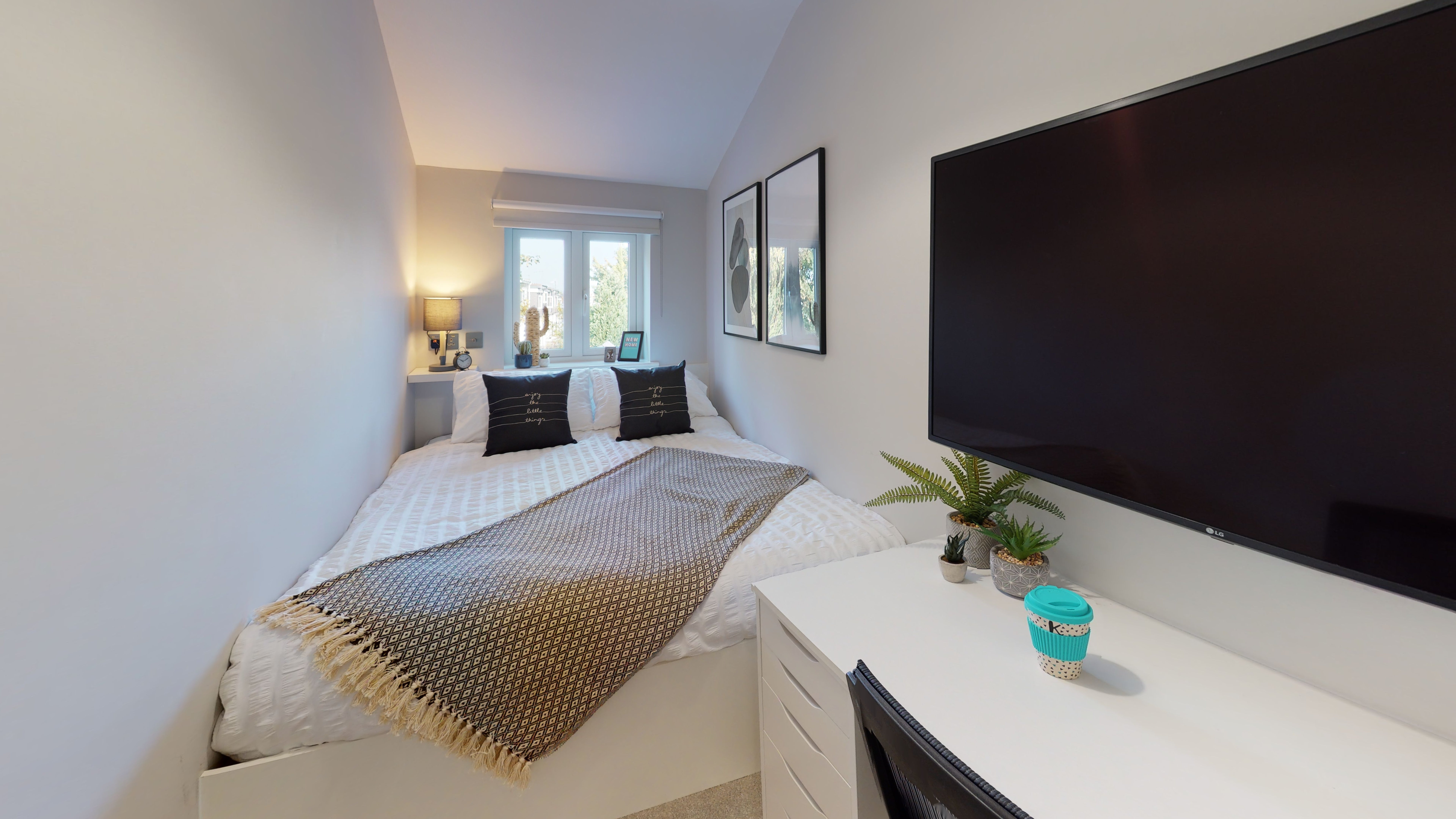 Room Heeley Road in Birmingham
