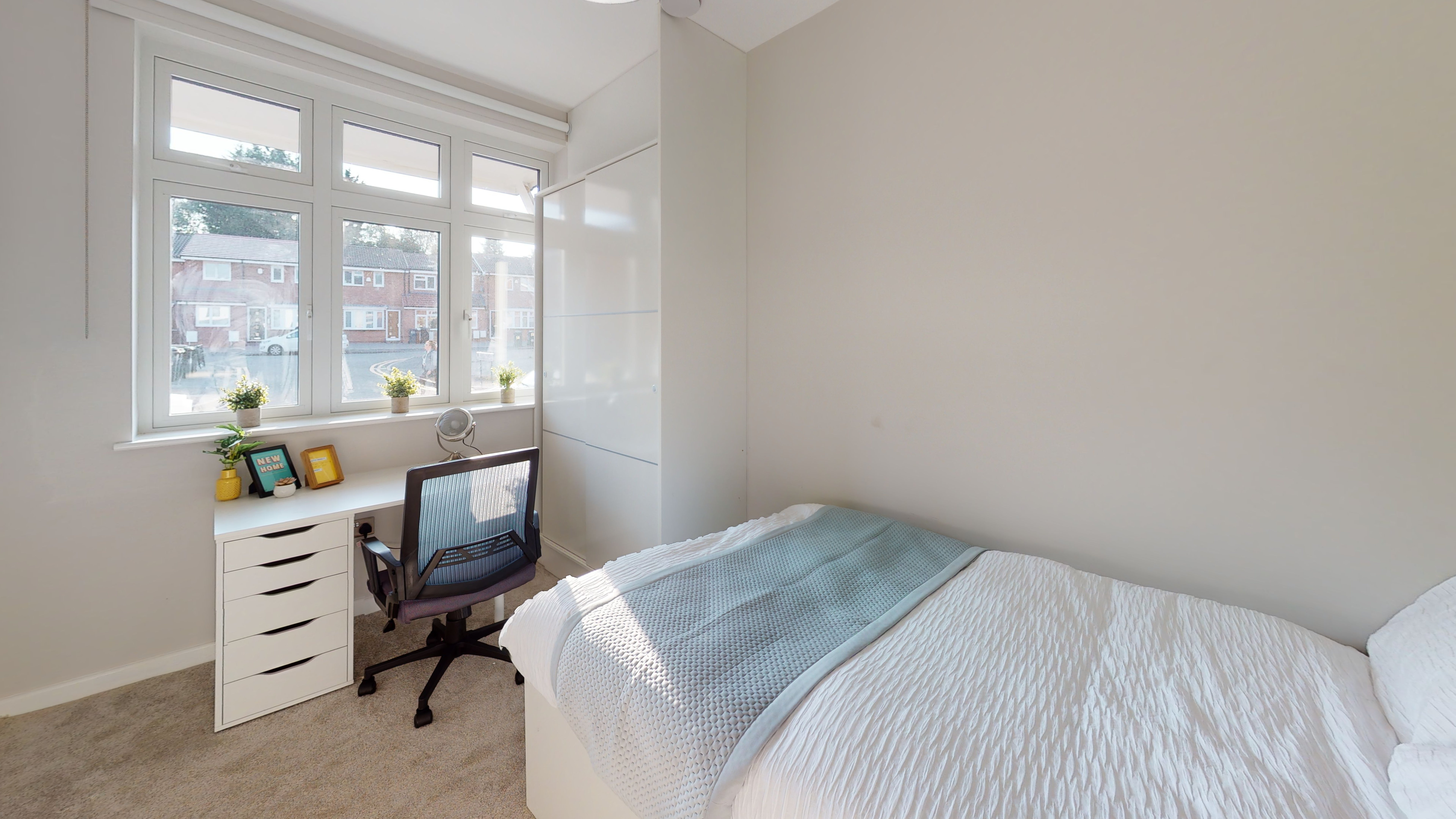 Room Heeley Road in Birmingham