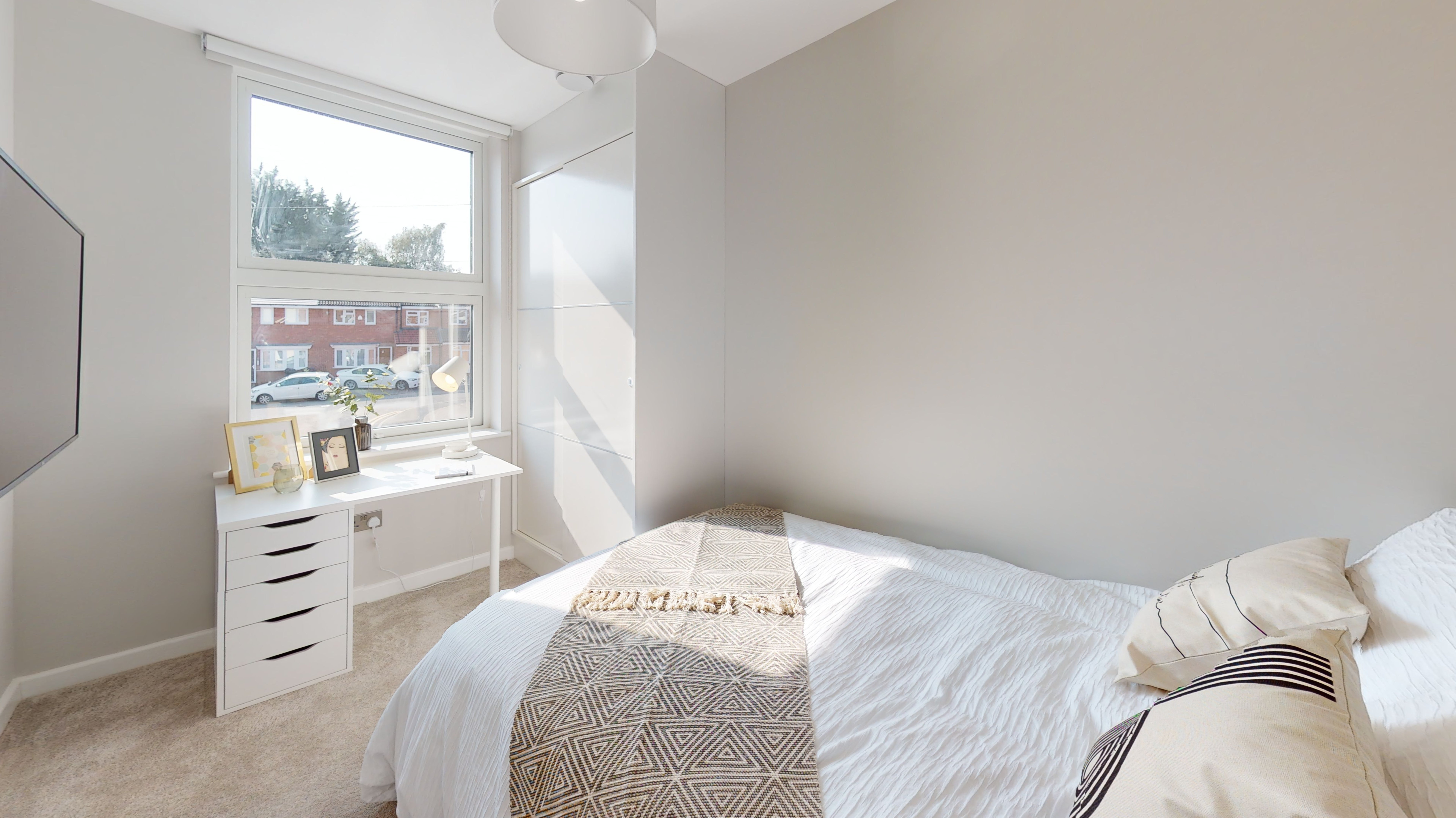 Room Heeley Road in Birmingham