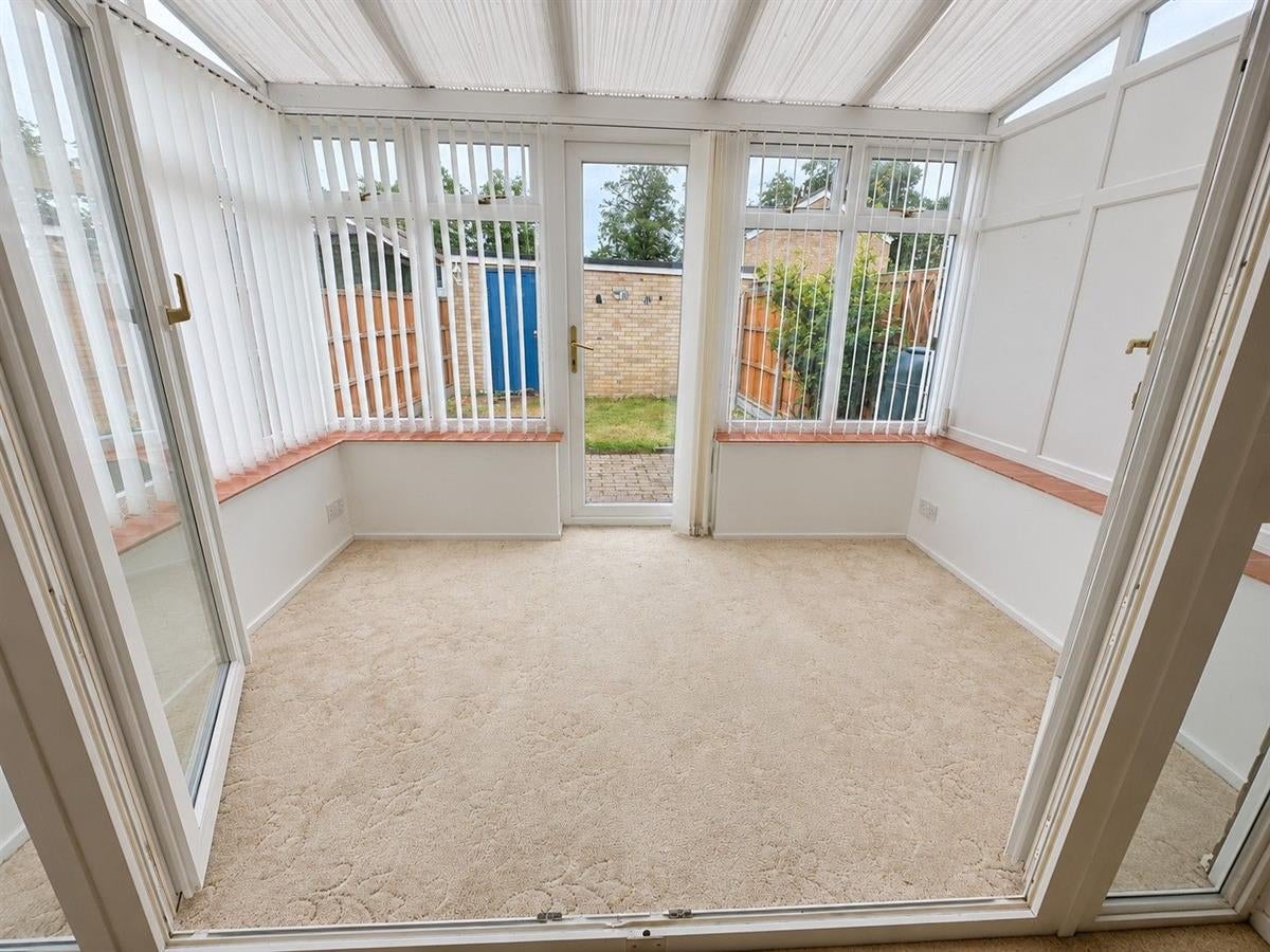 House Newbury Close in Kempston