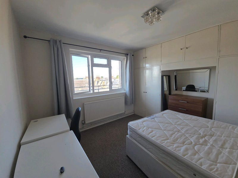 Flat Lancaster Court in Greater London