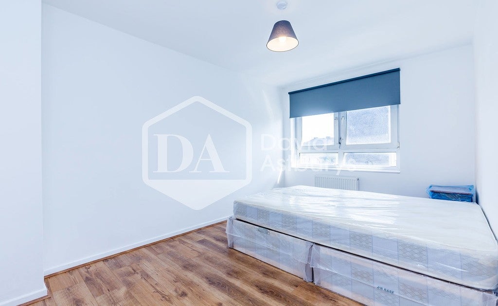 Flat Belton Way in Greater London
