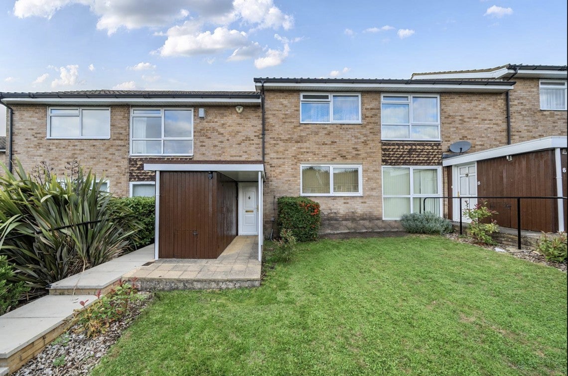 Flat Maya Road in Greater London