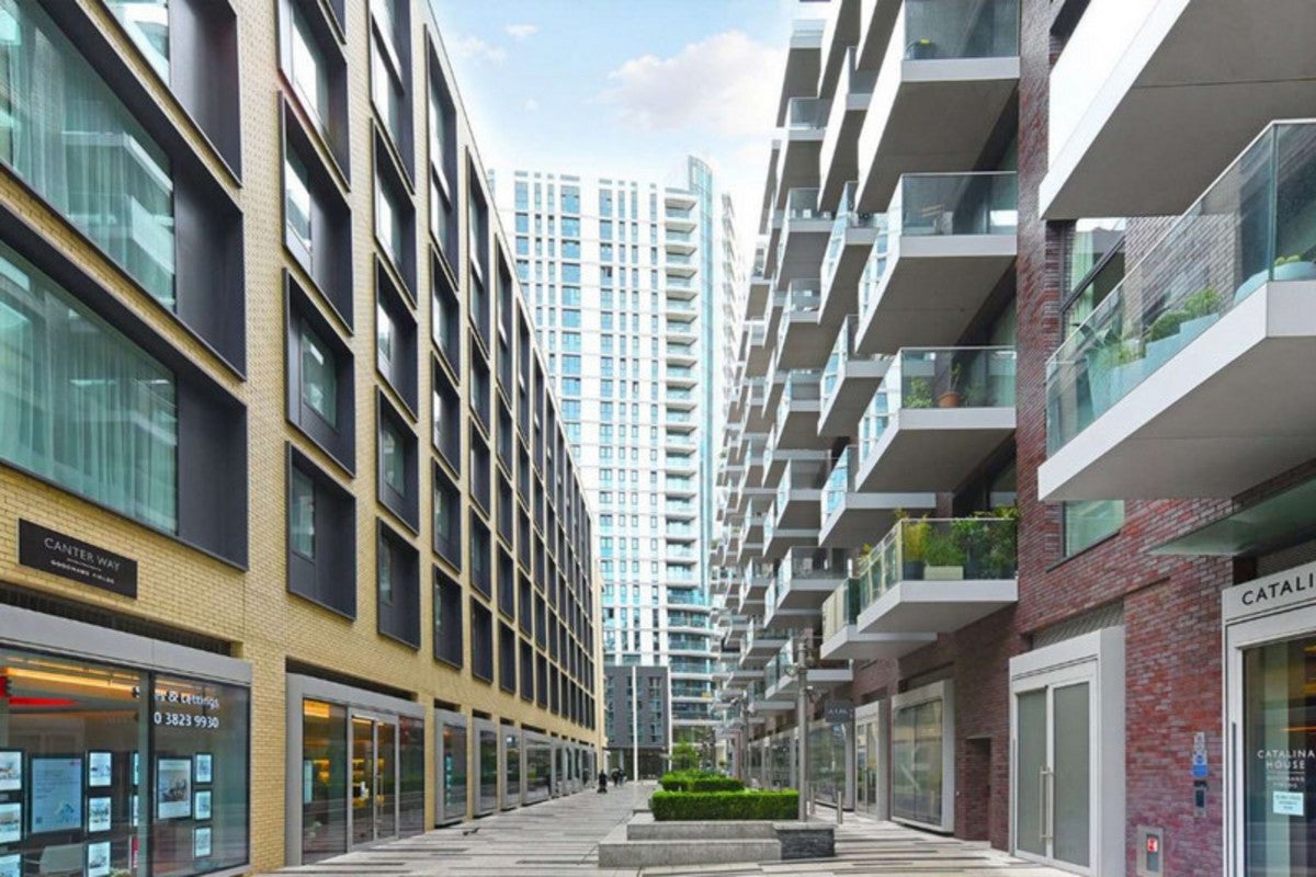 Flat Goodman's Yard in London