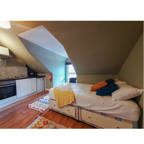 Flat Bedford Hill in Greater London