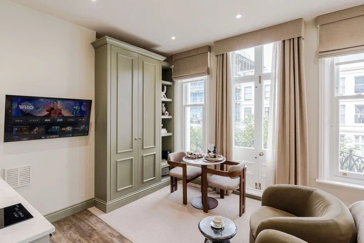 Flat Longridge Road in Greater London