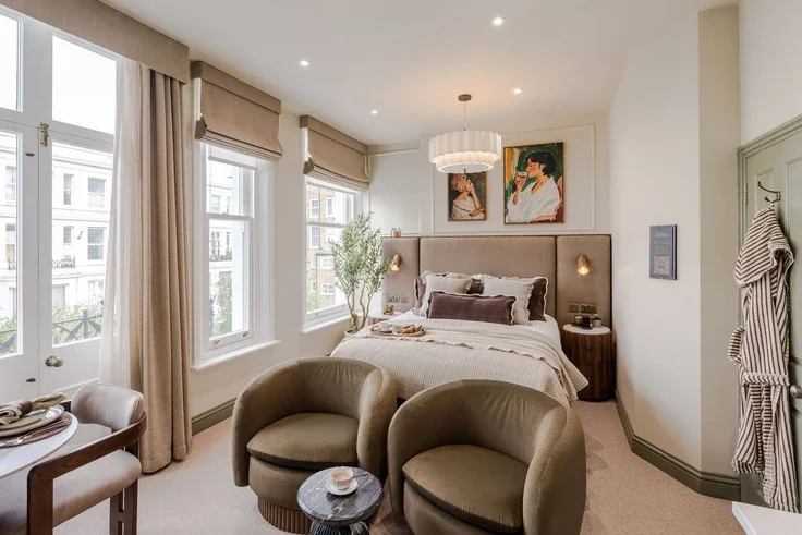 Flat Longridge Road in Greater London