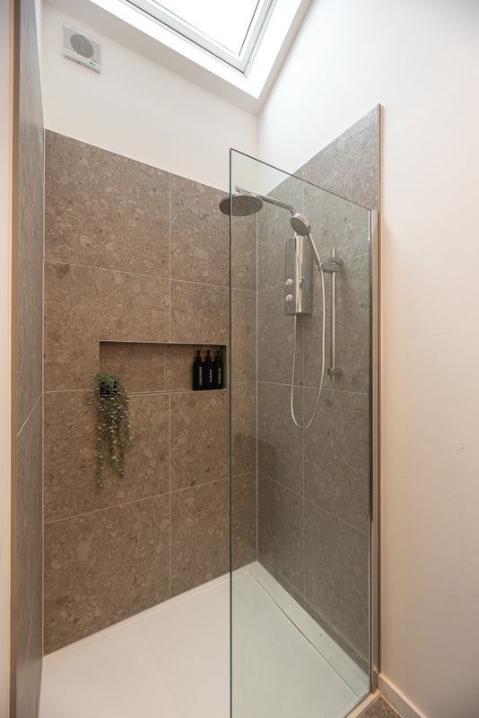 Room Beulah Walk in Woldingham