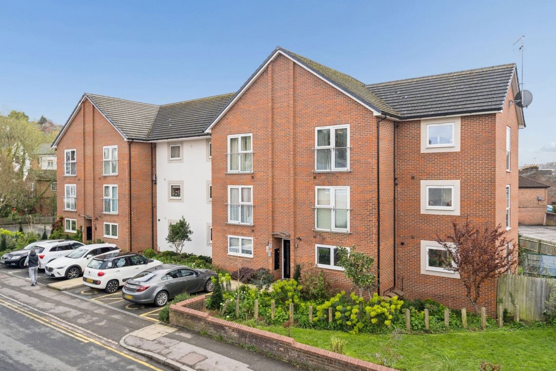 Flat Oakridge Road in High Wycombe