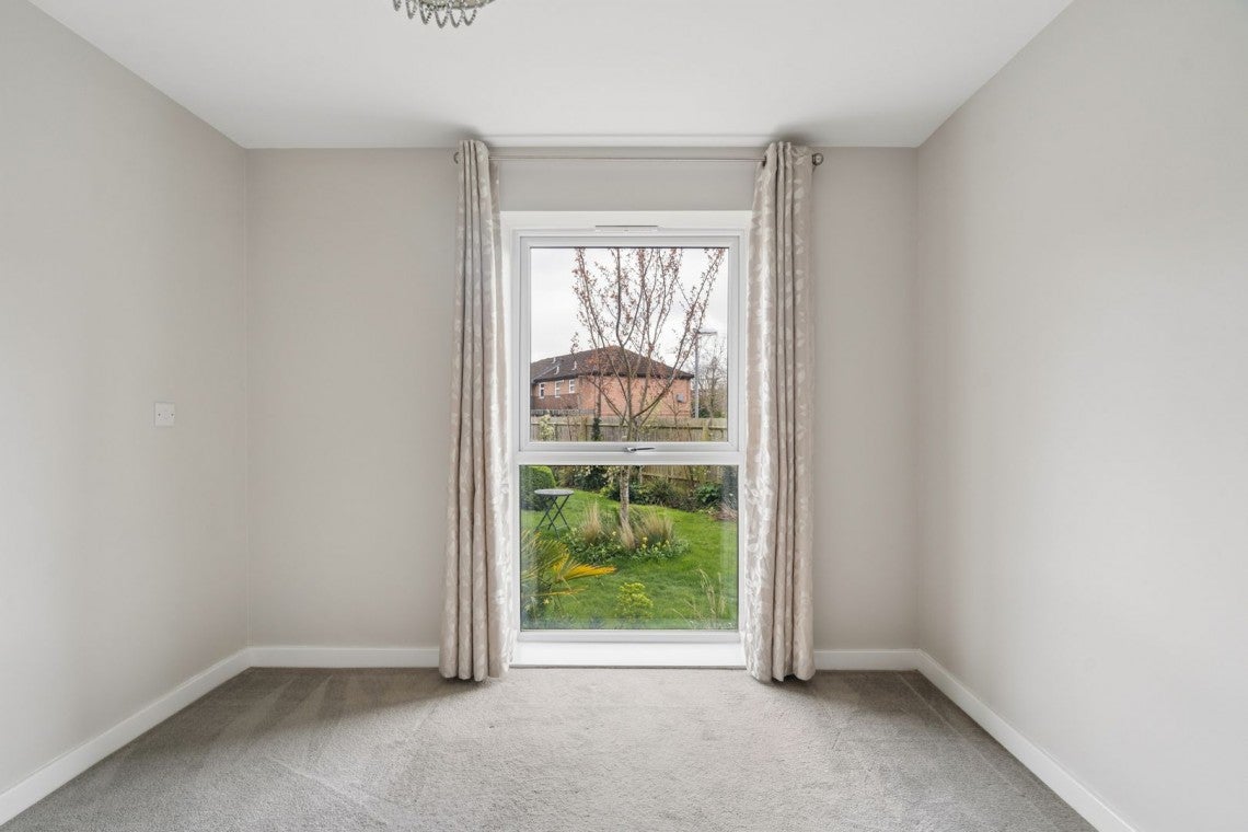 Flat Oakridge Road in High Wycombe