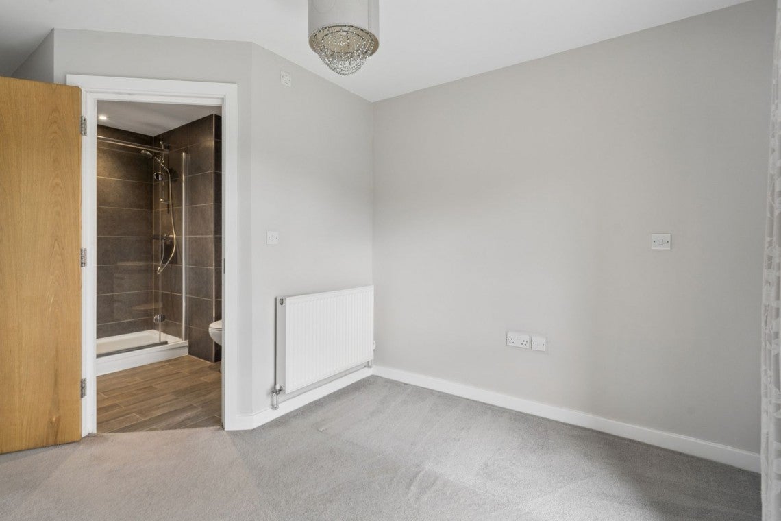 Flat Oakridge Road in High Wycombe