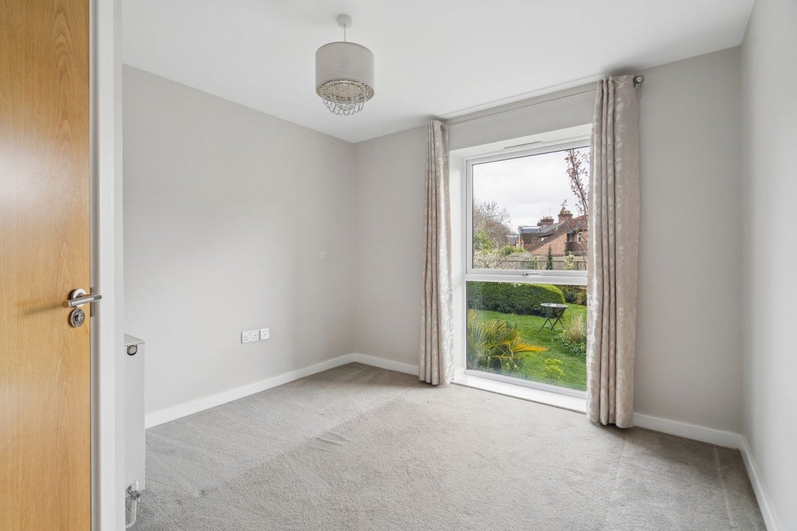 Flat Oakridge Road in High Wycombe