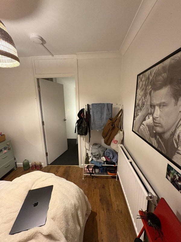 Room Caldecott Way in Greater London