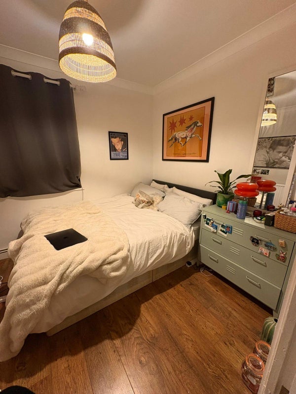 Room Caldecott Way in Greater London
